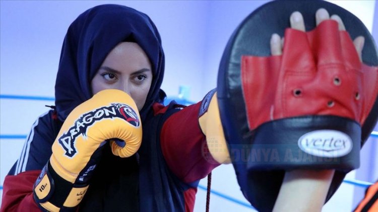 Elazığlı ev kadınları kick boks yaparak hem de stres atıyor