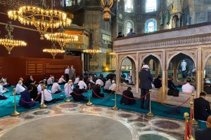 Ayasofya-i Kebir Camii'nde tac giyme alanına halı serilmedi