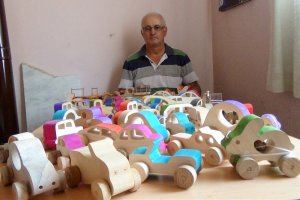 Sanatçı Levent Kılıç, ağaç parçalarını oyuncağa dönüştürüyor