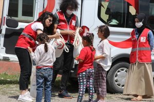 Türk Kızılay çocukları 'bayramlık kıyafetle' sevindiriyor