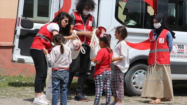 Türk Kızılay çocukları 'bayramlık kıyafetle' sevindiriyor