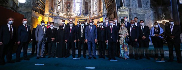 Cumhurbaşkanlığı Sözcüsü Kalın 30 ülkenin büyükelçileriyle Ayasofya-i Kebir Camii'ni ziyaret etti