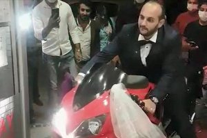 Motosiklet tutkunu damat düğün salonuna motosikletle girdi