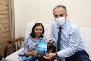 Başkan Aktaş’tan engelli yazar Zehra’ya anlamlı ziyaret