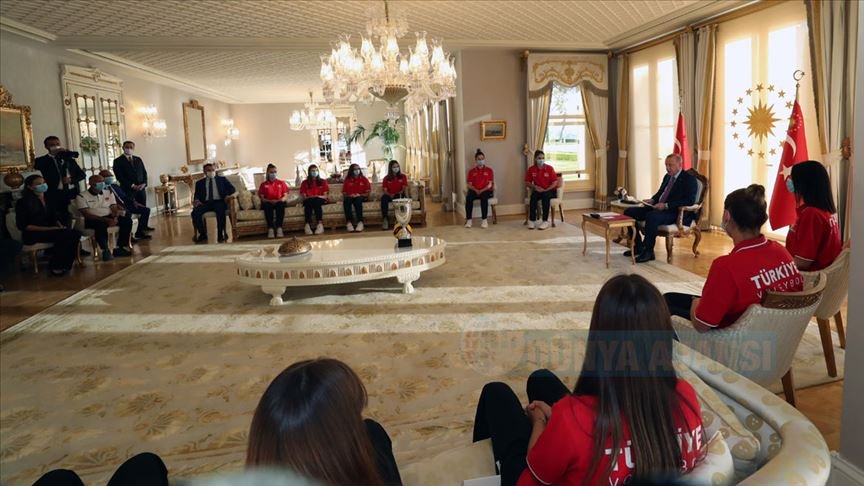 Cumhurbaşkanı Erdoğan, Avrupa şampiyonu 19 Yaş Altı Kız Voleybol Milli Takımı'nı kabul etti