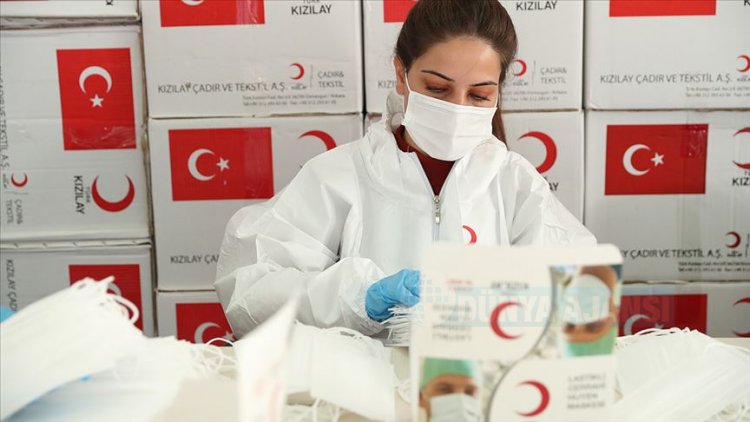 Türk Kızılay ürettiği cerrahi maskeleri ihtiyaç sahiplerine ücretsiz dağıtıyor
