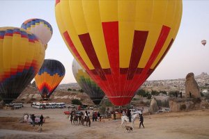 Yerli sıcak hava balonları ilk kez turistlerle uçtu