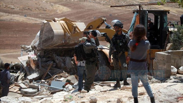 İsrail askerleri Batı Şeria’da Filistinlilere ait bir evi yıktı