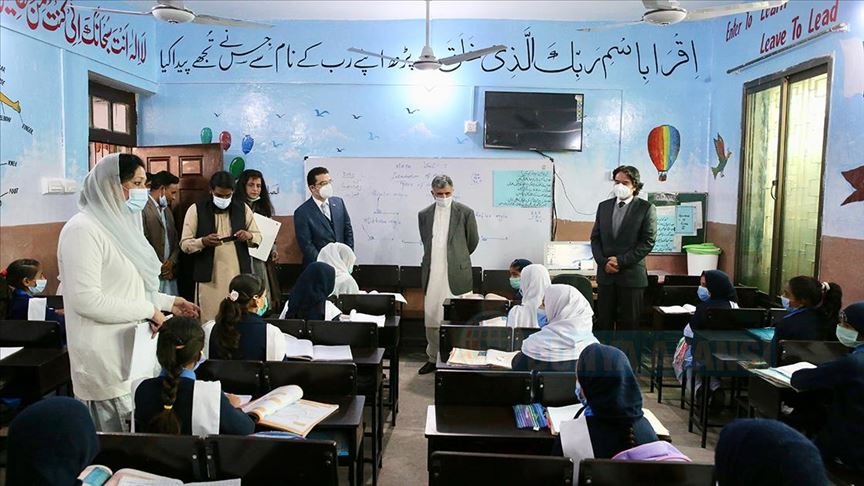 TİKA, Pakistan'da kız öğrencilerin eğitim gördüğü okulu yeniledi