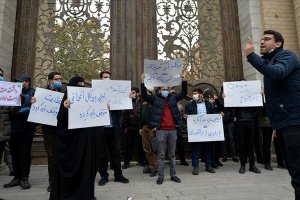 Tahran'da İranlı nükleer bilimcinin öldürülmesi protesto edildi