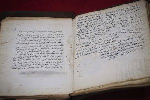 Bosna Hersek'te Osmanlı döneminden kalma el yazmalarını yıllardır koruyor