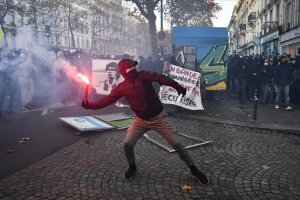 Fransa'da artan tepkiler üzerine güvenlik yasa tasarısı yeniden yazılacak