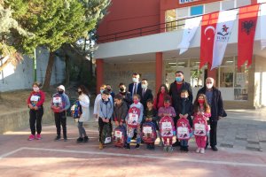 YTB’nin desteğiyle Arnavutluk’taki öğrencilere kırtasiye yardımı 