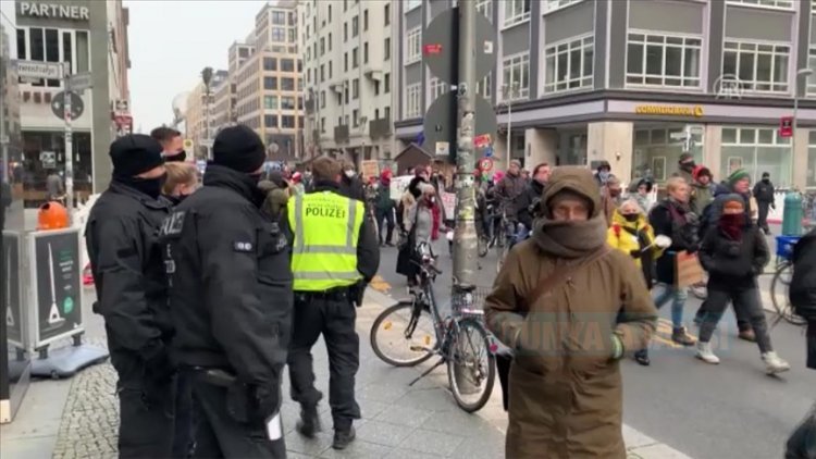 Almanya’da Kovid-19 tedbirlerine karşı çıkanlar medyayı protesto etti