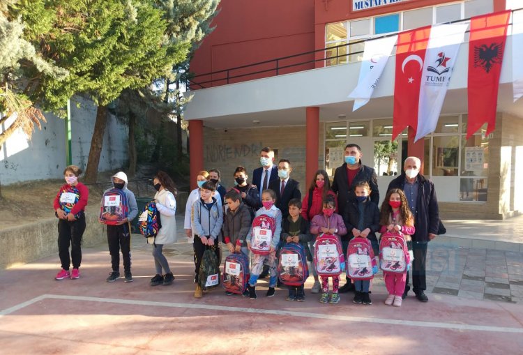 YTB’nin desteğiyle Arnavutluk’taki öğrencilere kırtasiye yardımı 