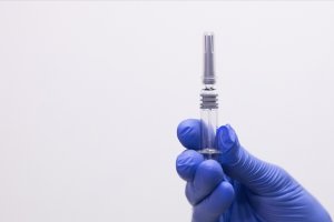 Kovid-19 vakalarının artmaya devam ettiği Avrupa'da hükümetler aşı stratejilerini belirliyor