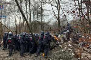 Almanya'da eylem yapan çevrecilere polis müdahalesi