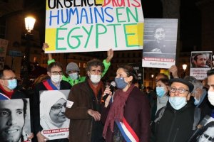 Paris'te Mısır Cumhurbaşkanı es-Sisi'nin kırmızı halılarla karşılanması protesto edildi