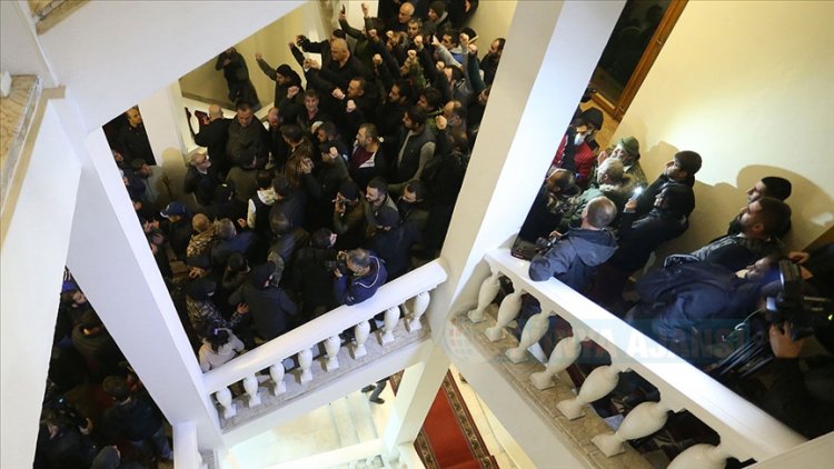 Paşinyan'ın istifasını isteyen protestocular hükümet binasına girmeye çalıştı