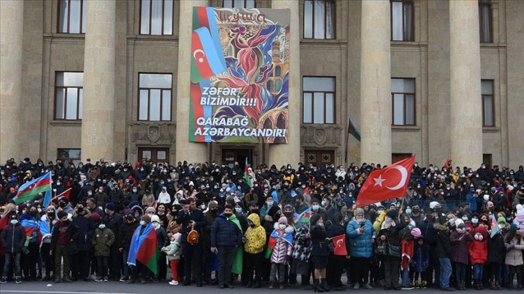 Azerbaycan halkı Zafer Geçit Törenini coşkuyla izledi