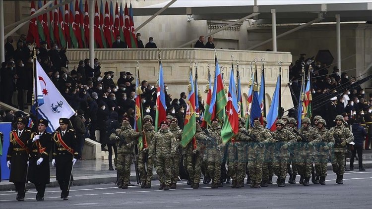 Azerbaycan Dağlık Karabağ zaferini askeri geçit töreniyle kutladı