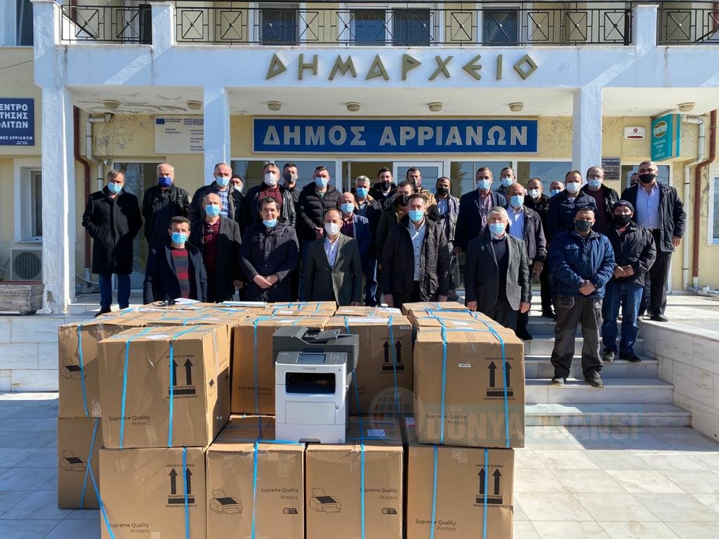 Kozlukebir Belediyesi muhtarlara fotokopi makinesi dağıttı