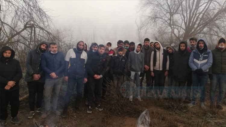 Yunanistan tarafından geri itilen düzensiz göçmenlere Mehmetçik yardım eli uzattı