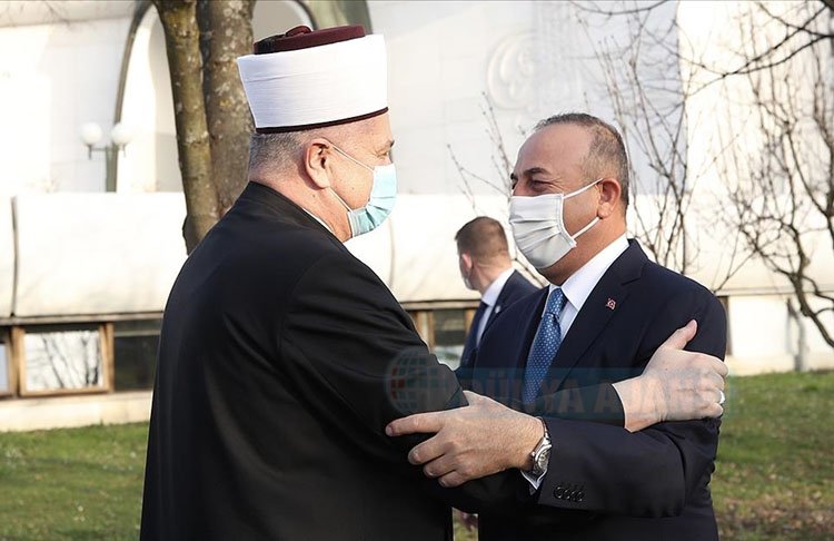 Bakan Çavuşoğlu Hırvatistan Müslümanlarıyla buluşunca duygusal anlar yaşandı