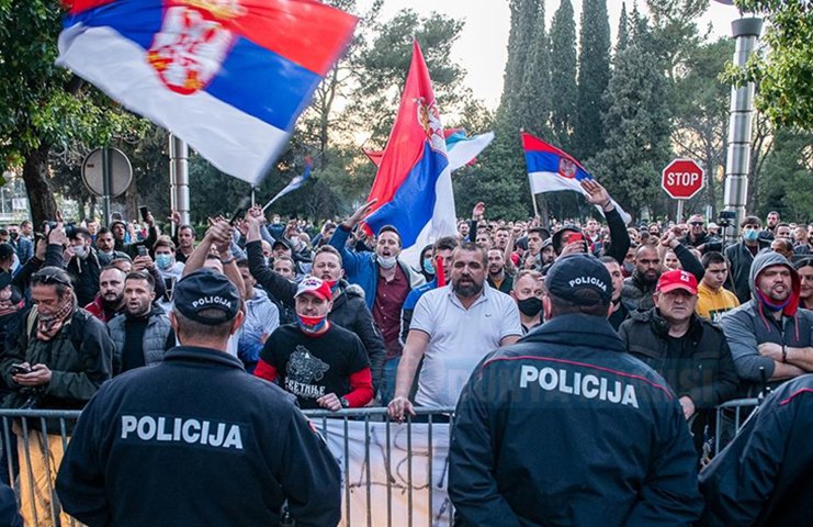 Srebrenitsa’daki soykırımı inkar eden bakanın istifası isteniyor