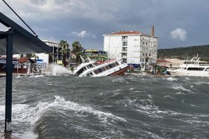 Ayvalık'ta dün etkili olan fırtında 80 tekne battı