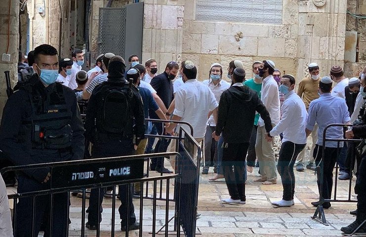 İsrail polisi ve 78 fanatik Yahudi, Mescid-i Aksa'ya baskın düzenledi