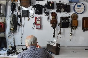 PTT emeklisi biriktirdiği 'antika' telefonları müzede sergileyecek