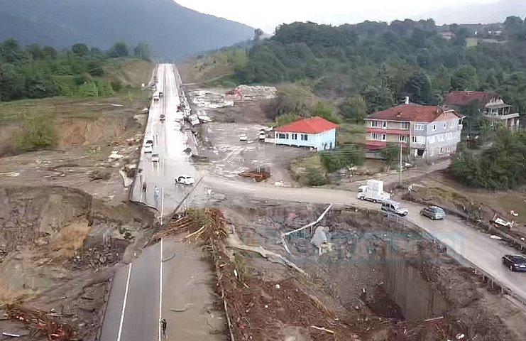Şiddetli yağış Kastamonu, Bartın ve Sinop'ta sel ve heyelana neden oldu