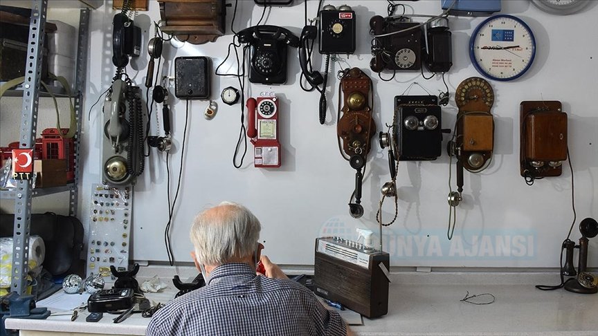 PTT emeklisi biriktirdiği 'antika' telefonları müzede sergileyecek
