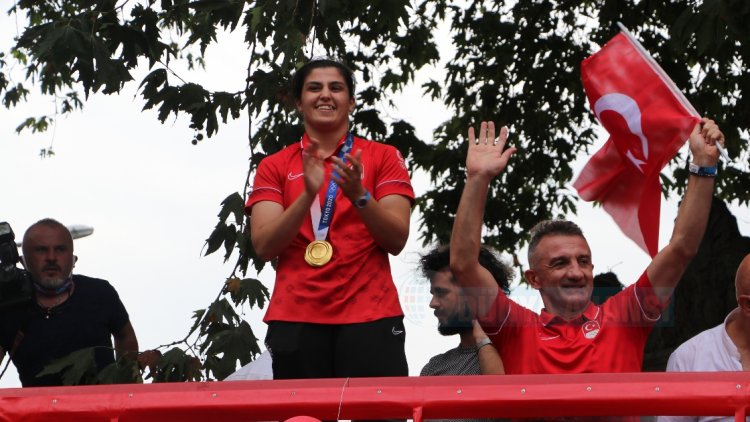 Olimpiyat şampiyonu Busenaz, memleketi Trabzon'da coşkuyla karşılandı