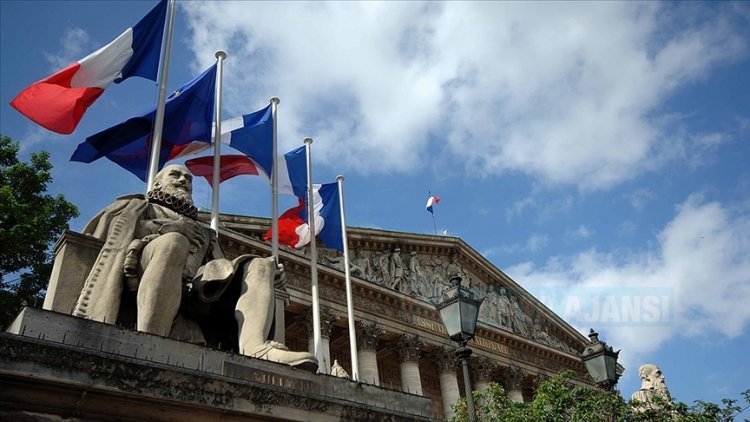 Fransa'da Müslümanları hedef alan tartışmalı yasanın onaylanması tepkilerle yol açtı