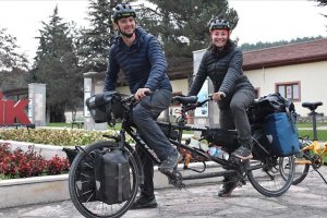 Fransız çift, Türkiye'ye 10 bin kilometre pedal çevirdi