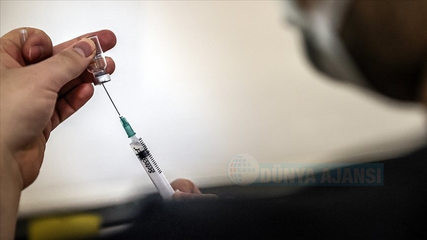 Almanya'da 21 çocuğa yetişkin dozda korona aşısı uygulandı