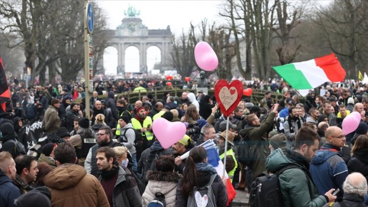 Brüksel'de 50 bin kişi Kovid-19 tedbirlerini protesto etti