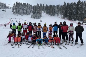 Ilgaz Dağı'nda minik kayakçılar soğuğu ve fırtınayı umursamıyor