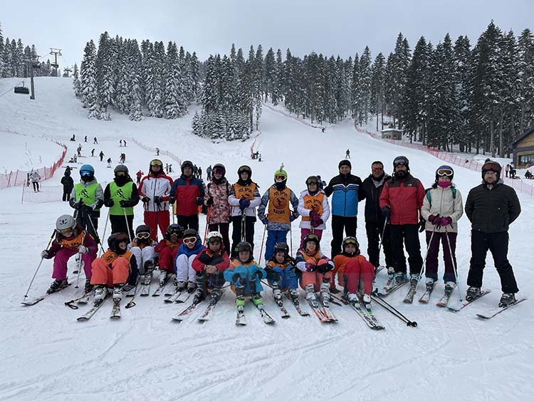 Ilgaz Dağı'nda minik kayakçılar soğuğu ve fırtınayı umursamıyor