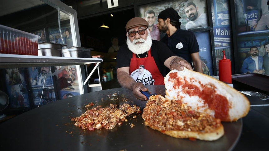 Adana'nın 'ütü tostu' lezzet tutkunlarının beğenisini kazanıyor