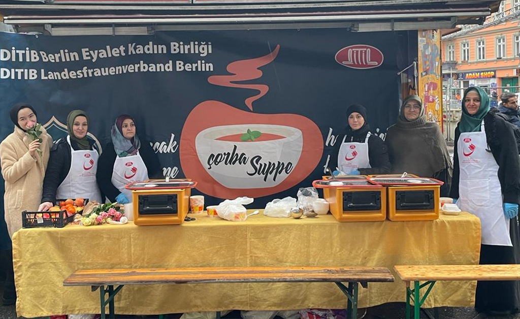 Berlin'de DİTİB Kadın Birliği evsizlere sıcak çorba dağıttı