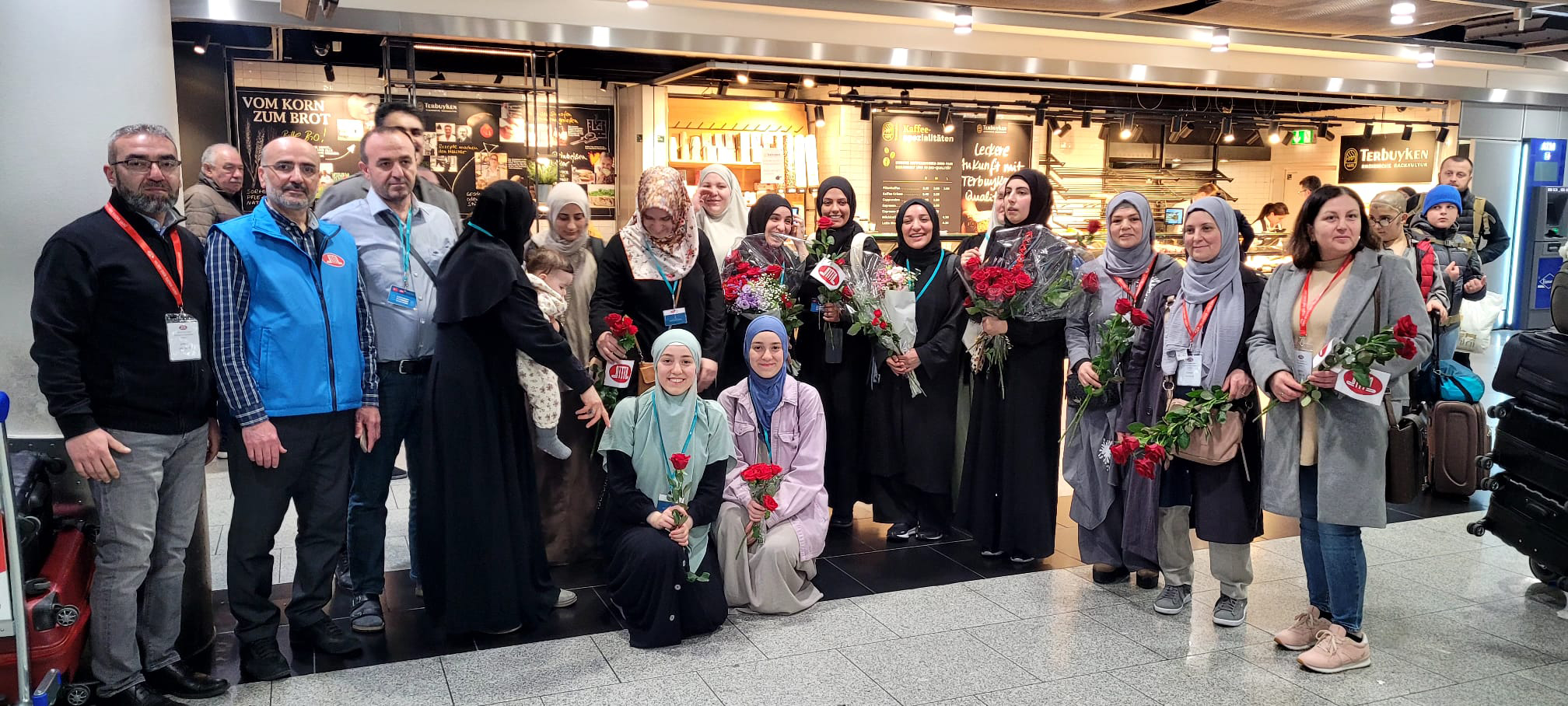 Düsseldorf Havalimanı'nda Umreciler güllerle karşıladı