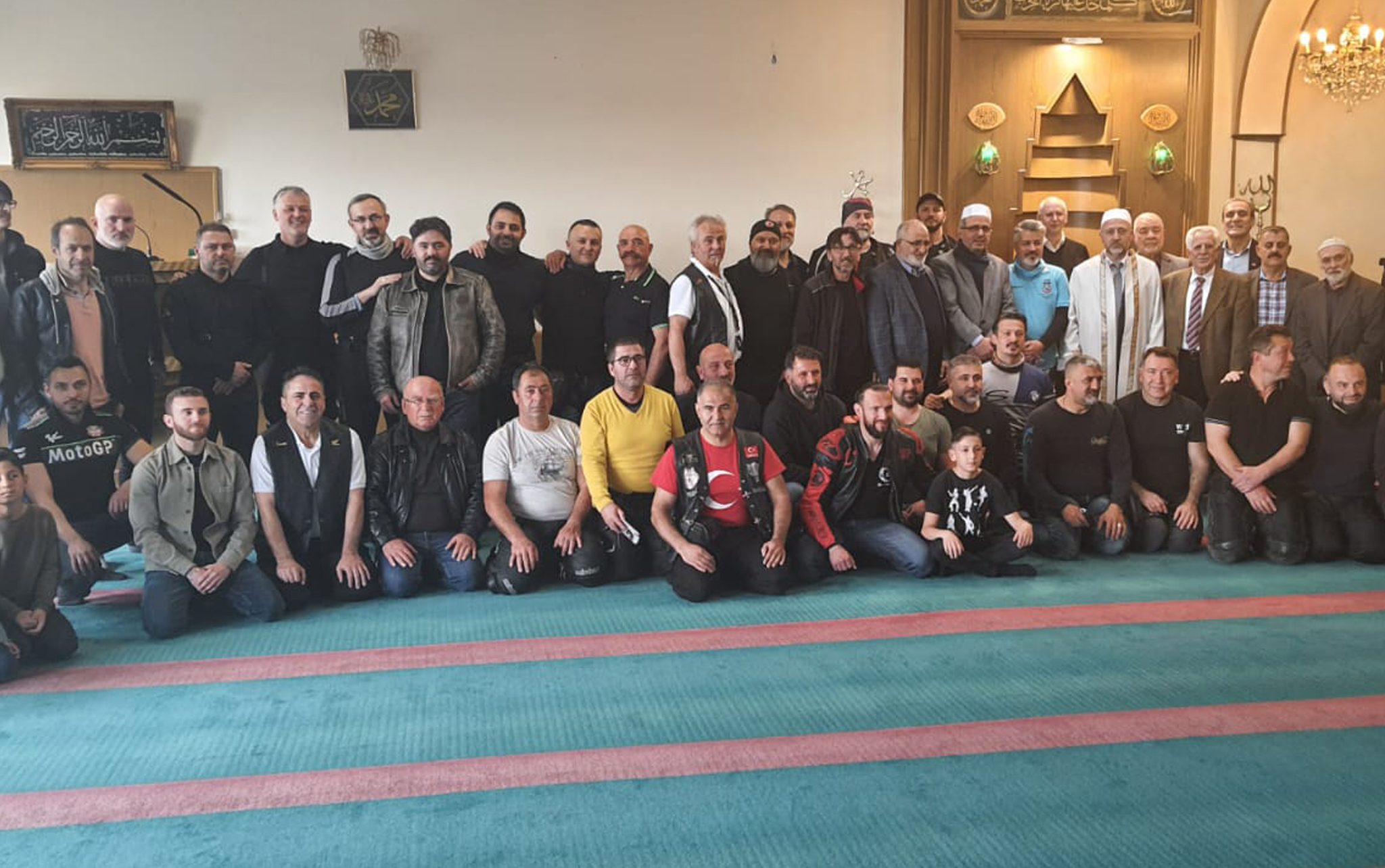 Motosiklet tutkunları Fatih Camii'nde depremzedeler için buluştu