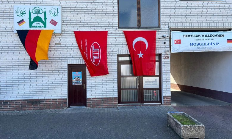 Almanya'da bir caminin Türk bayrağına çirkin saldırı, bir camiye de tehdit mektubu