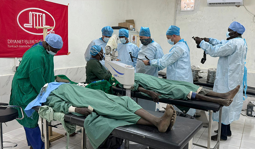 DİTİB, Afrika’da yapılan katarakt ameliyatlarıyla binlerce kişiye yardım etti