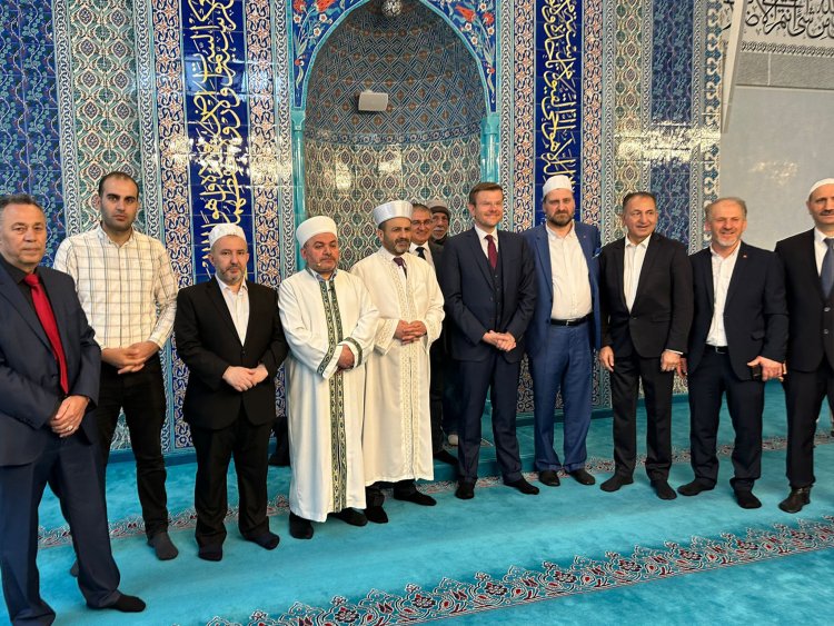 DİTİB Camii’ni ziyaret eden Büyükşehir Belediye Başkanı König cemaatle bayramlaştı