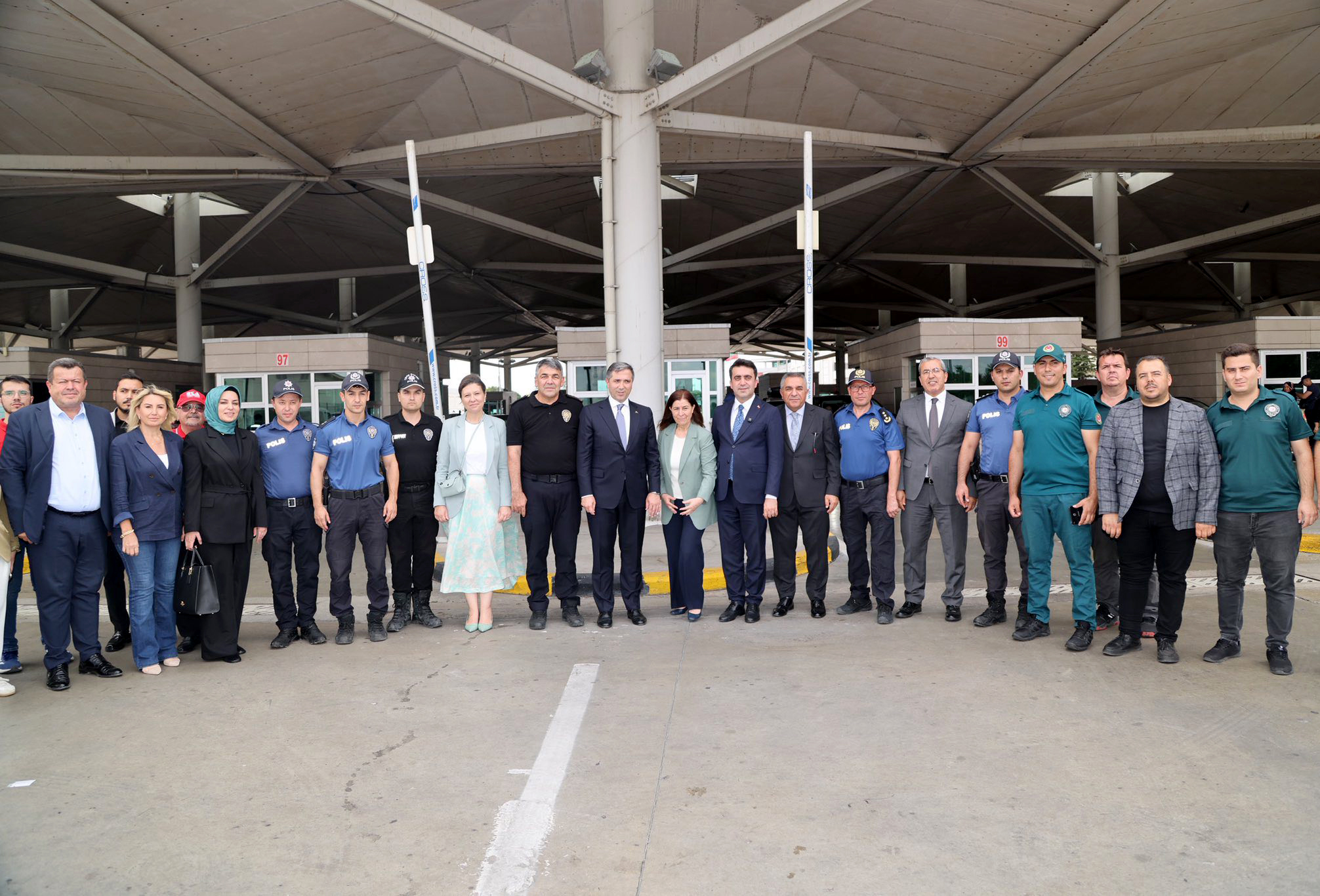 Sırakaya, vatandaşlarla sohbet ederken